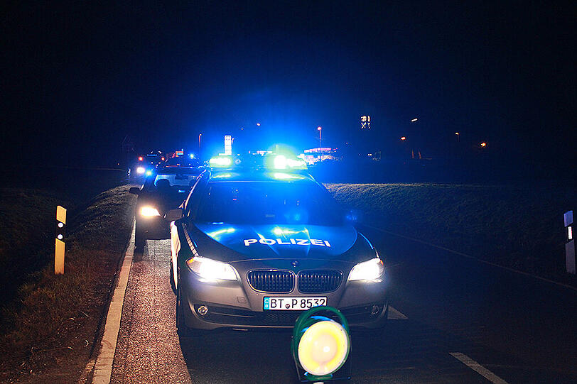 Gestohlener Jaguar überschlägt sich nach Verfolgungsjagd. Die Bilder vom Unfallort.