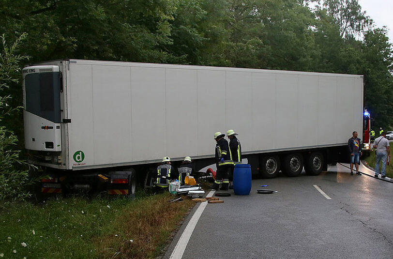 Bilder vom Unfall in Kraiburg, bei dem sich ein leere Sattelschlepper auf einem Berg verkeilte und so die gesamte Straße blockierte.