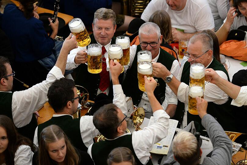 Der erste Wiesn-Sonntag gehört den Trachtlern und dem traditionellen Umzug. In den Zelten ging's gemütlicher zu als beim Anstich. Die Bilder von Tag 2 zum Durchklicken.