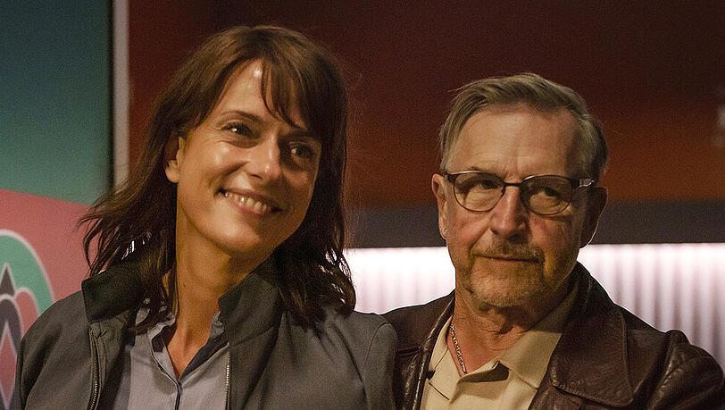 "Polizeiruf 110: Totes Rennen": Micky (Martin Semmelrogge) und Brasch (Claudia Michelsen) kommen aus der Casino-Stube "Polizeiruf 110: Totes Rennen": Micky (Martin Semmelrogge) und Brasch (Claudia Michelsen) kommen aus der Casino-Stube