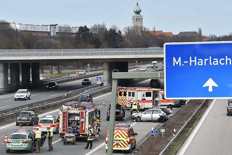 Bei einem Verkehrsunfall auf der A 8 sind vier Personen verletzt worden. Der Unfall ereignete sich stadteinwärts auf Höhe der Anschlussstelle Perlach.