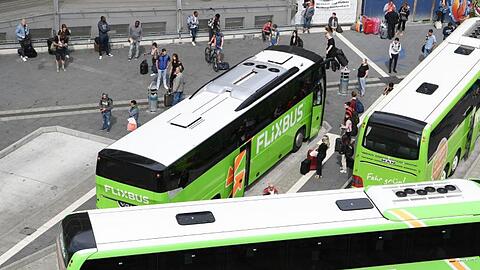 Busse des Unternehmens Flixbus stehen an einem Busbahnhof. Foto: Arne Dedert/dpa/Archivbild