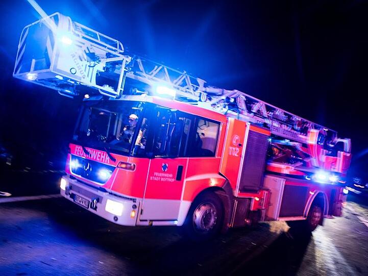 Ein Drehleiterwagen der Feuerwehr mit Blaulicht. Foto: Marcel Kusch/dpa/Symbolbild