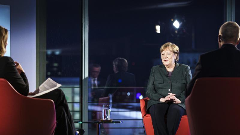 Bundeskanzlerin Angela Merkel spricht in der ARD-Sendung "Farbe bekennen" mit den ARD-Journalisten Tina Hassel (l) und Rainald Becker über die Corona-Situation.