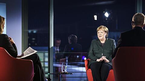 Bundeskanzlerin Angela Merkel spricht in der ARD-Sendung "Farbe bekennen" mit den ARD-Journalisten Tina Hassel (l) und Rainald Becker über die Corona-Situation.