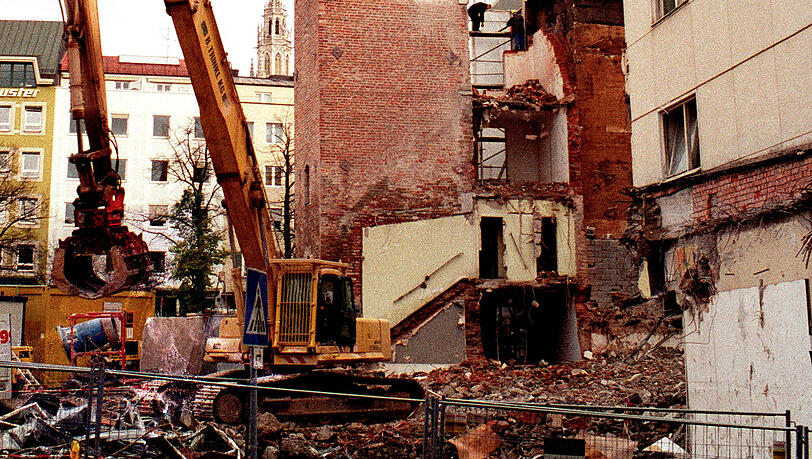Abriss 2000: Blick auf den mittelalterlichen Löwenturm am Rindermarkt: Hier wird er von seiner Einbauung aus Nachkriegszeit befreit. Heute steht er völlig frei am Rindermarkt. Abriss 2000: Blick auf den mittelalterlichen Löwenturm am Rindermarkt: Hier wird er von seiner Einbauung aus Nachkriegszeit befreit. Heute steht er völlig frei am Rindermarkt.