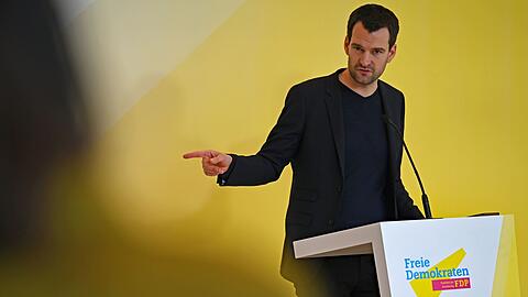 "Steuererhöhungen sind nicht nur zu Recht im Koalitionsvertrag ausgeschlossen, sie wären auch genau falsch für unsere Wettbewerbsfähigkeit", sagt der stellvertretende FDP-Vorsitzende Johannes Vogel.