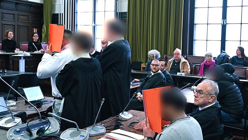 Die Verteidigung des jüngeren Angeklagten bestreitet eine Tötungsabsicht.
