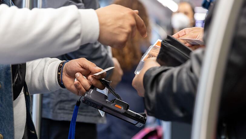 Der 20-Jährige zeigte dem Schaffner ein nicht gültiges Ticket. (Symbolbild) Der 20-Jährige zeigte dem Schaffner ein nicht gültiges Ticket. (Symbolbild)