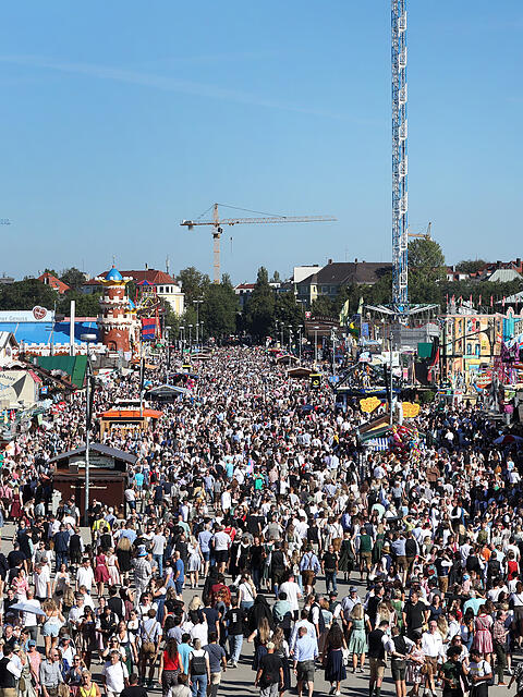 Bis zu sieben Millionen G&auml;ste und eine immense Nachfrage nach &Uuml;bernachtungen: Das treibt die Preise f&uuml;r Untermieten in ungeahnte H&ouml;hen.