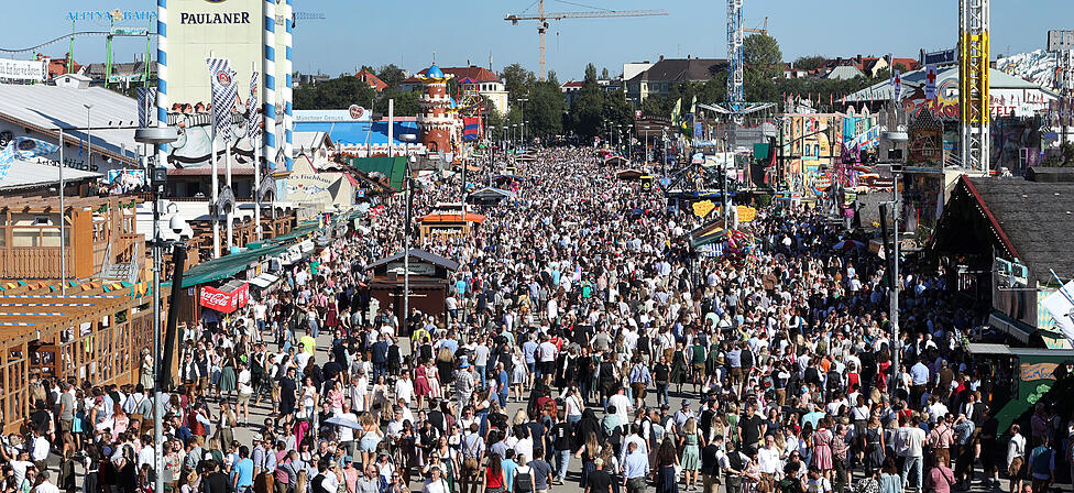 Bis zu sieben Millionen G&auml;ste und eine immense Nachfrage nach &Uuml;bernachtungen: Das treibt die Preise f&uuml;r Untermieten in ungeahnte H&ouml;hen.