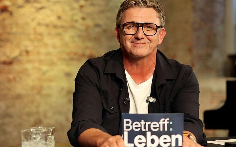 In den ersten Folgen seines eigenen Podcasts möchte Moderator Hans Sigl (Bild) gemeinsam mit Katja Burkard, Jan van Weyde, Barbara Schöneberger und Paul Panzer große und kleine Fragen diskutieren. In den ersten Folgen seines eigenen Podcasts möchte Moderator Hans Sigl (Bild) gemeinsam mit Katja Burkard, Jan van Weyde, Barbara Schöneberger und Paul Panzer große und kleine Fragen diskutieren.