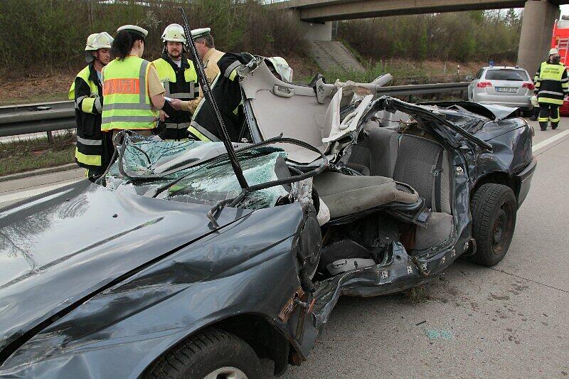 Ein 70 Jahre alter Autofahrer ist am Donnerstag bei einem Unfall auf der Autobahn 94 nahe Poing in Oberbayern ums Leben gekommen. Der Mann übersah das Ende eines Staus.