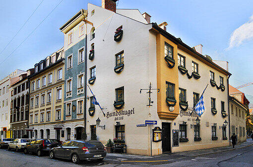 &bdquo;Seit 1440&ldquo; steht an der Hauswand: Die &bdquo;Hundskugel&ldquo; gilt als Münchens ältestes Wirtshaus. Bald zieht die Stiftung &bdquo;Sternenstaub&ldquo; in das historische Gebäude ein.