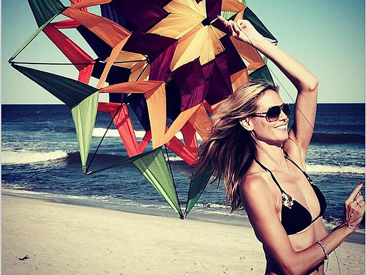 Model Heidi Klum hat Spaß am Strand und zeigt, dass man auch nach vier Schwangerschaften noch einen Traumkörper haben kann.
