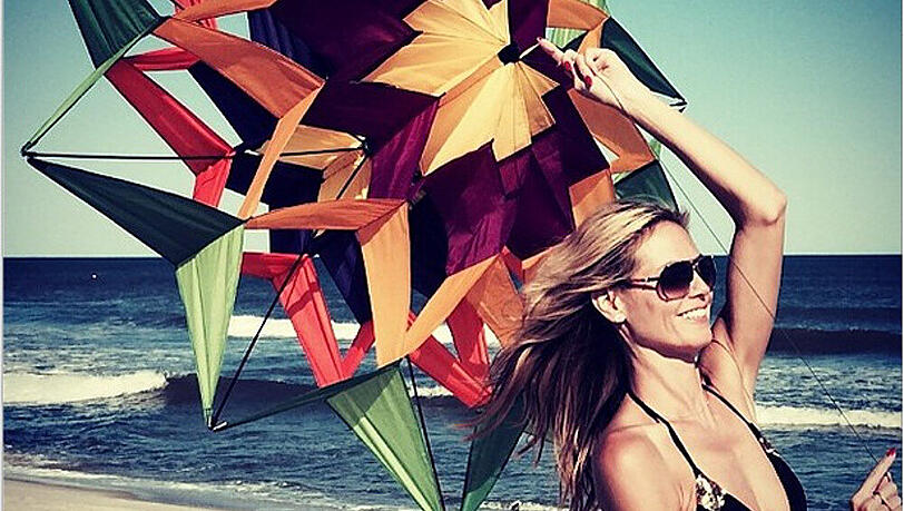 Model Heidi Klum hat Spaß am Strand und zeigt, dass man auch nach vier Schwangerschaften noch einen Traumkörper haben kann. Model Heidi Klum hat Spaß am Strand und zeigt, dass man auch nach vier Schwangerschaften noch einen Traumkörper haben kann.