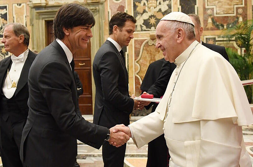 Der Tross der deutschen Fußball-Nationalmannschaft trifft zur Privataudienz bei Papst Franziskus ein. Hier begrüßt der Papst Bundestrainer Joachim Löw (links). Hinten DFB-Teammanager Oliver Bierhoff. Die Bilder.