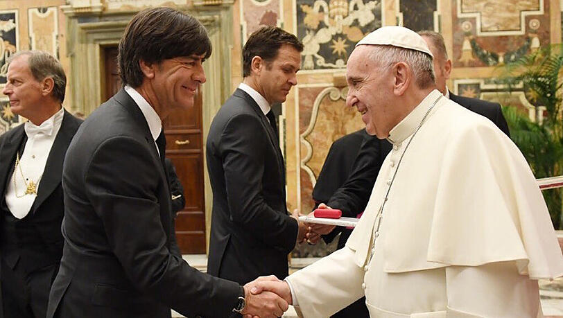 Der Tross der deutschen Fußball-Nationalmannschaft trifft zur Privataudienz bei Papst Franziskus ein. Hier begrüßt der Papst Bundestrainer Joachim Löw (links). Hinten DFB-Teammanager Oliver Bierhoff. Die Bilder. Der Tross der deutschen Fußball-Nationalmannschaft trifft zur Privataudienz bei Papst Franziskus ein. Hier begrüßt der Papst Bundestrainer Joachim Löw (links). Hinten DFB-Teammanager Oliver Bierhoff. Die Bilder.