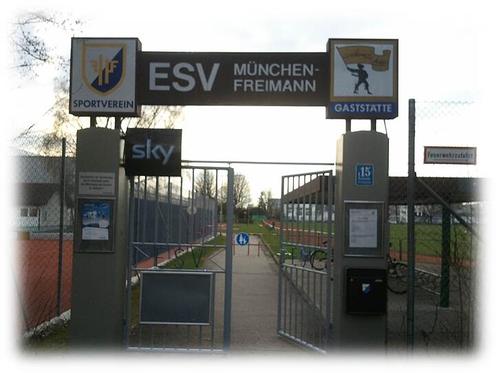 Der Eingang zum ESV München-Freimann. Dahinter startet am Samstag das MOVE-Abschlussevent.