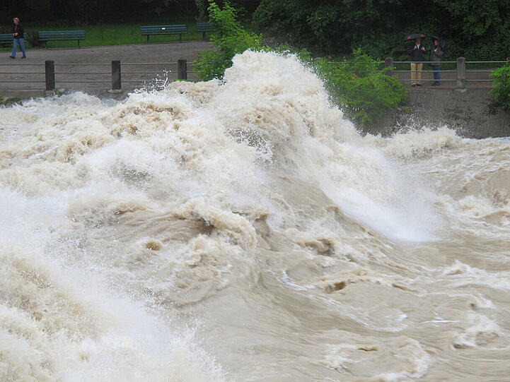 Die reißende Isar am Montagmittag vor genau einem halben Jahr. Die Bilder.