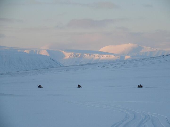 Spaß für jeden Adrenalin-Junkie: Mit dem Schneemobil durch die Wildnis Spitzbergens.