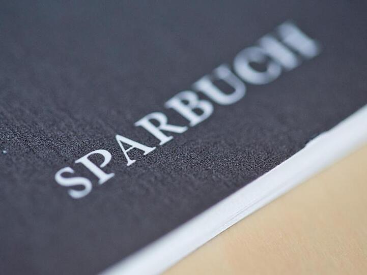 Gehört trotz minimaler Zinsen noch immer zu den Favoriten der Deutschen: Das Sparbuch.
