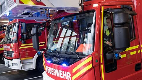 Feuerwehrmänner der Berufsfeuerwehr München fahren zu einem Einsatz. Foto: Sven Hoppe