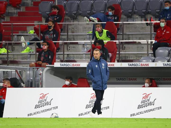 Münchens Trainer Hansi Flick beobachtet das Spiel.