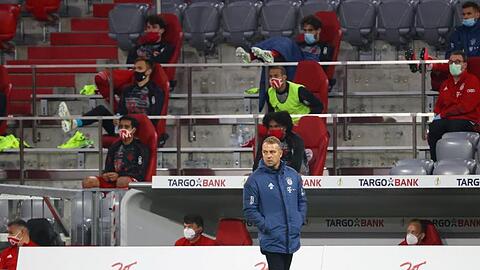 Münchens Trainer Hansi Flick beobachtet das Spiel.