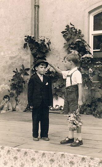 Norbert Helgert beim Spielen im Hof. Der AZ-Leser ist Jahrgang 1948. Seine Familie lebte damals in der Schwanthalerstraße, "vierter Stock, Mansarde ohne Aufzug, sechs Personen, zwei Zimmer gesamt 36 qm, ohne Wasser und ohne Toilette (war im Zwischengeschoß)", schreibt er. "Hier verbrachte ich die ersten zehn Jahre meines Lebens."