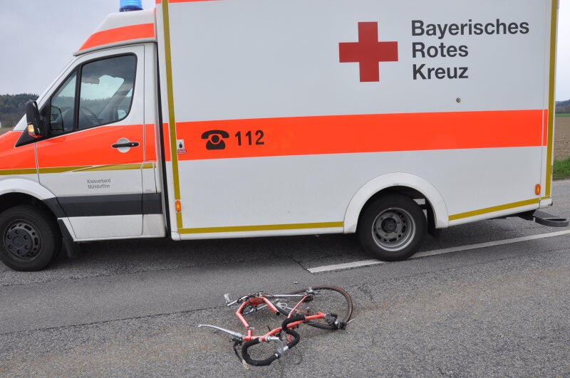 Am Mittwochnachmittag ereignete sich zwischen Erharting und Winhöring ein tödlicher Verkehrsunfall. Ein Radfahrer wurde von einem Kastenwagen frontal erfasst und stirbt noch an der Unfallstelle.
