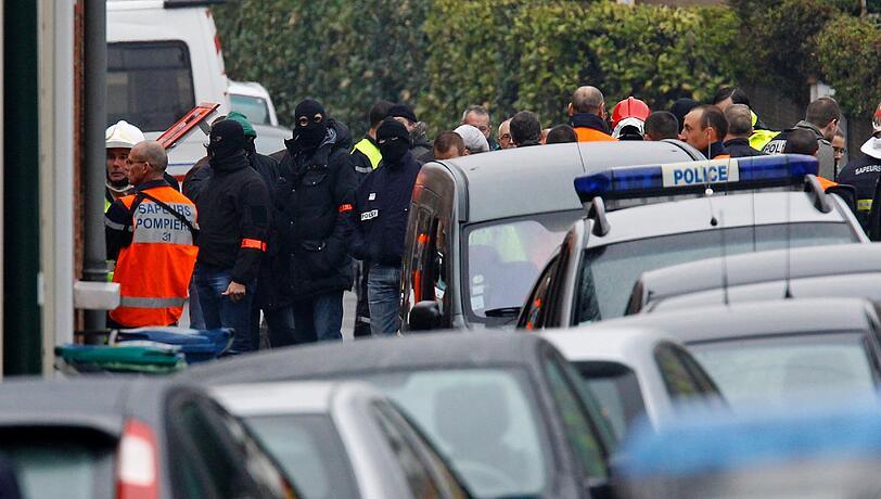 Der mutmaßliche Serienmörder von Toulouse ist nach Angaben von Präsident Nicolas Sarkozy identifiziert. Der schwer bewaffnete Verdächtige hat sich in einem Mehrfamilienhaus verschanzt, dessen Bewohner gegen Mittag evakuiert wurden.