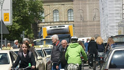 In der Dienerstraße ist es zu eng für Autofahrer, Radfahrer, Fußgänger und Taxler.