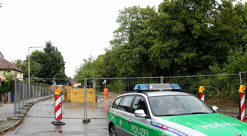 Gesperrt: Die Polizei sichert die Baustelle am Stiftsbogen ab.