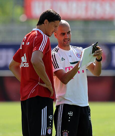 Daniel van Buyten (li.) und Pep GuardiolaUm 10 Uhr Morgens standen die Profis des FC Bayern schon auf dem Trainingsgelände in Riva. Heute Abend gibt's noch ein Spiel gegen eine Fanauswahl im "Paulaner Cup des Südens". Sehen Sie hier die Bilder von Tag 2.