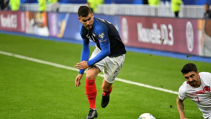 Das wird dem FC Bayern nicht gefallen: Lucas Hernández stand im Spiel der Franzosen gegen die Türkei nicht nur in der Startelf, sondern spielt auch bis zum Schluss.