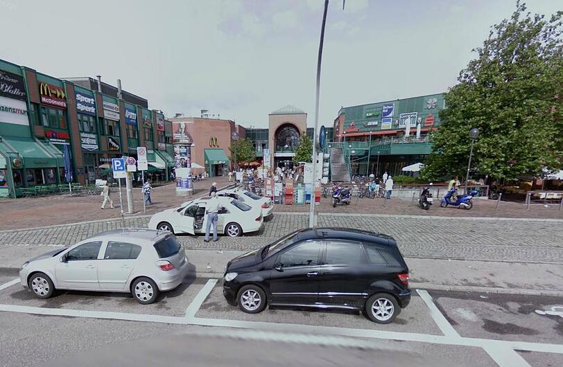 Wahlkampf zwischen  Fahrradständern, Zeitungskästen und Taxistand: Wo auf dem Platz dürfen sich Politiker platzieren? Der BA fordert Klarheit.