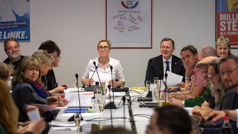 Kann er weiterregieren? Der Thüringer Ministerpräsident Bodo Ramelow und die Linke-Landesvorsitzende Susanne Hennig-Wellsow beraten mit dem Landesvorstand. Kann er weiterregieren? Der Thüringer Ministerpräsident Bodo Ramelow und die Linke-Landesvorsitzende Susanne Hennig-Wellsow beraten mit dem Landesvorstand.