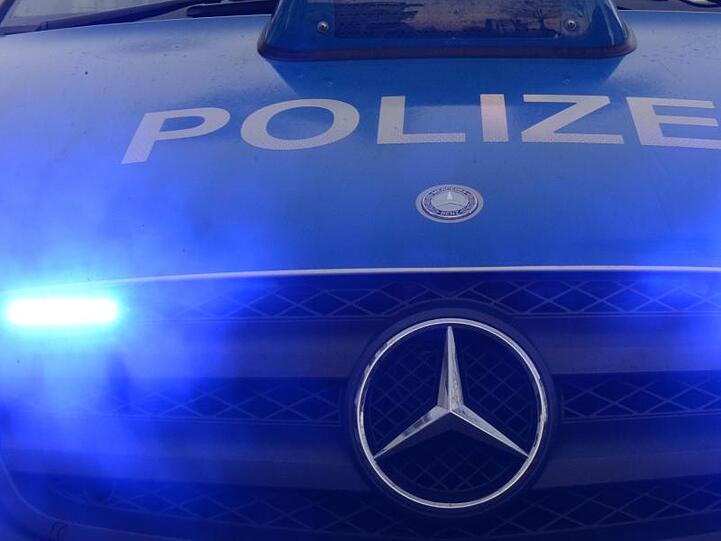 Polizeiwagen mit Blaulicht. Foto: Patrick Seeger/Archivbild