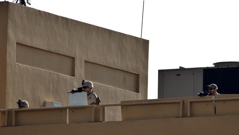 US-Soldaten stehen Wache auf dem Botschaftsdach. US-Soldaten stehen Wache auf dem Botschaftsdach.
