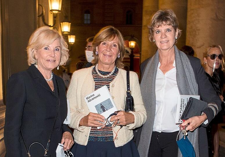 Fröhliches Wiedersehen (v. l.): Inge Fürstin von Wrede-Lanz, Uschi Prinzessin von Bayern und Petra Reinbold.