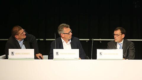 Archivfoto von der 1860-Mitgliederversammlung 2015: Vizepräsident Heinz Schmidt, Präsident Sigi Schneider und Vizepräsident Karl-Christian Bay.