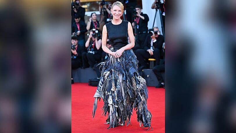 Cate Blanchett zeigte sich in Venedig in einem extravaganten Outfit von Maison Margiela.