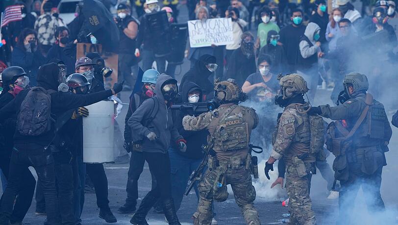 In Portland gibt es seit Längerem Proteste rund um eine ICE-Einrichtung - dabei wurde im Juni auch Tränengas gegen Demonstranten eingesetzt. (Archivbild)