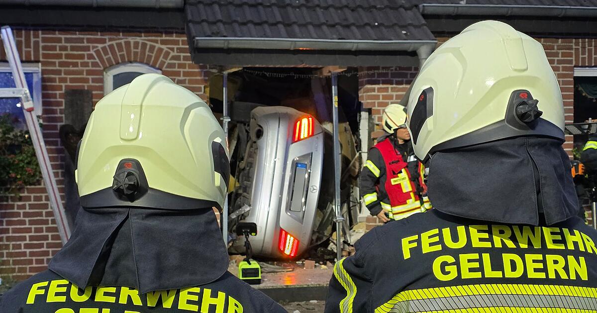 Junger-Mann-bleibt-mit-Auto-in-Hausflur-stecken