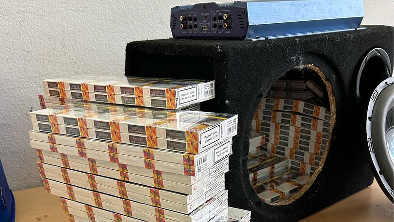 7.800 Zigaretten fanden Zollbeamte in einer Musikbox bei einer Kontrolle auf der Autobahn 3 im Landkreis Deggendorf.