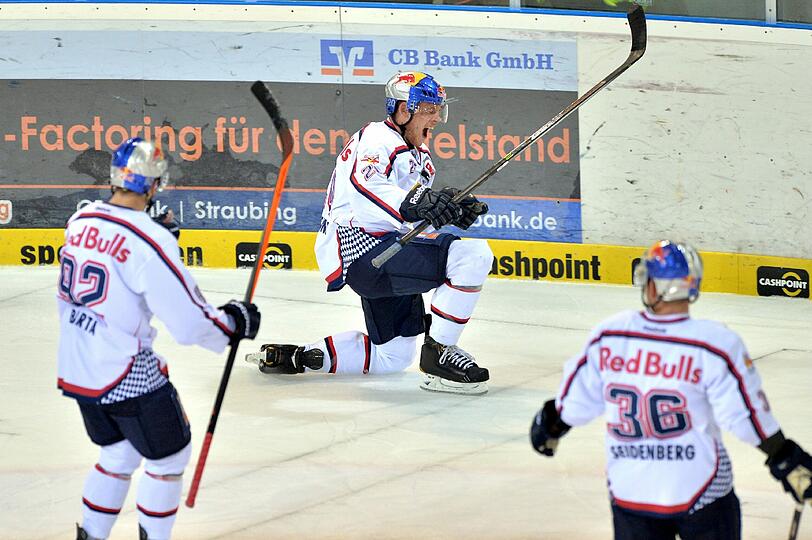 EHC-Jubel! Benedikt Brückner feiert das 1:0 gegen seinen Ex-Klub Straubing, München siegte am Ende  4:3 nach Penaltyschießen.