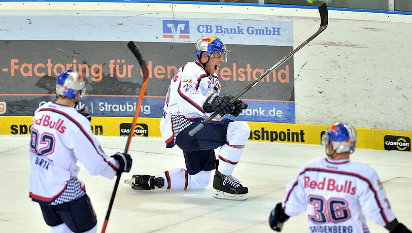 EHC-Jubel! Benedikt Brückner feiert das 1:0 gegen seinen Ex-Klub Straubing, München siegte am Ende 4:3 nach Penaltyschießen. EHC-Jubel! Benedikt Brückner feiert das 1:0 gegen seinen Ex-Klub Straubing, München siegte am Ende 4:3 nach Penaltyschießen.