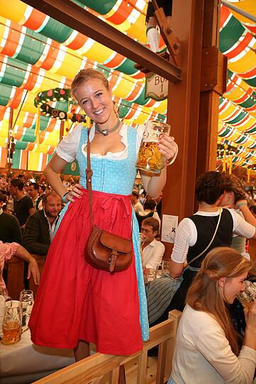 Nina Eichinger feiert im Schützenzelt