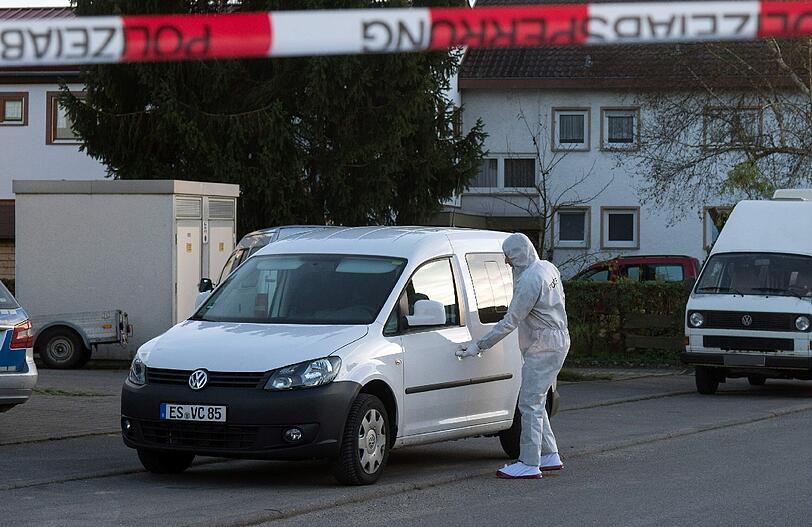 Nach dem Mord an zwei Mädchen in Köngen ist die Mutter verhaftet worden. Der Ort befindet sich im Schock-Zustand. Bilder von der Trauer und vom Tatort.